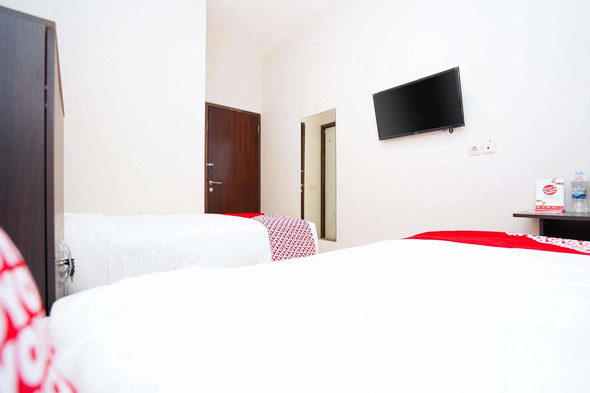 Oyo 450 Semampir Near Rsu Premier Kota Hotel Surabaya