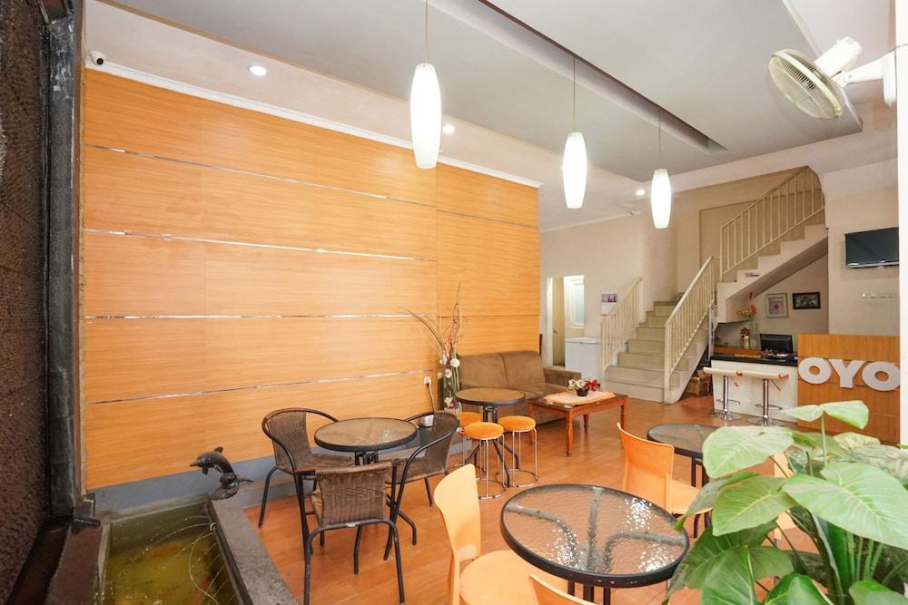 Oyo 450 Semampir Near Rsu Premier Kota Hotel 3*