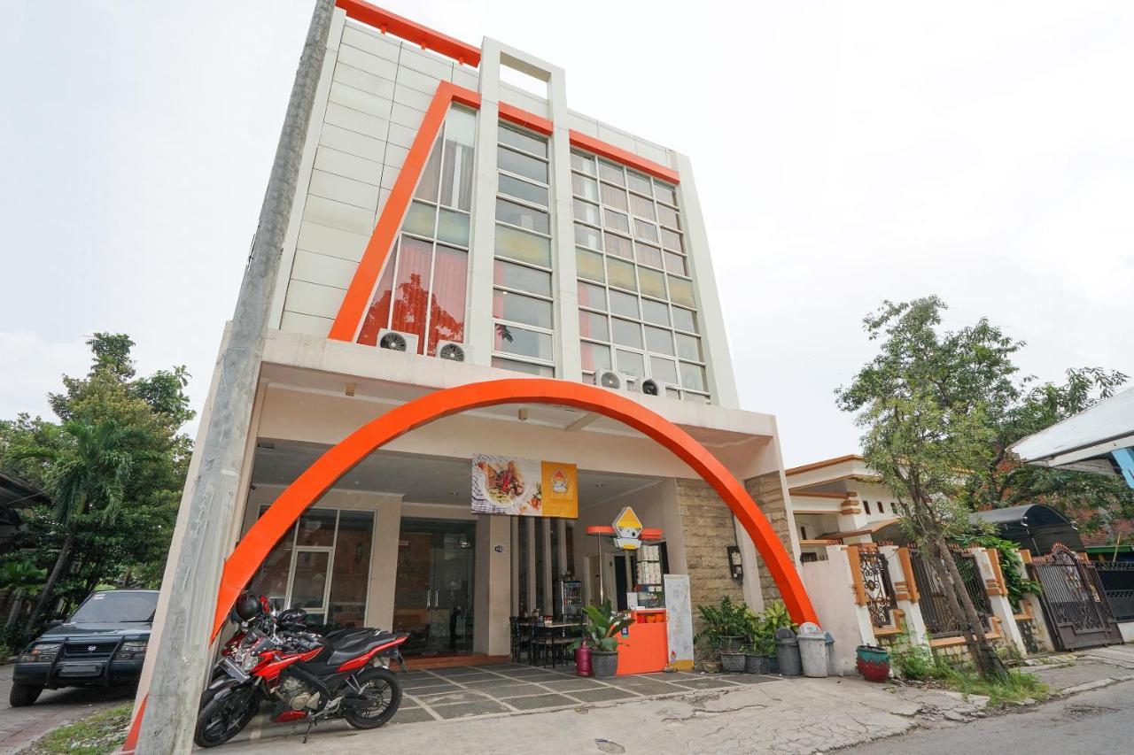 Oyo 450 Semampir Near Rsu Premier Kota Hotel Surabaya